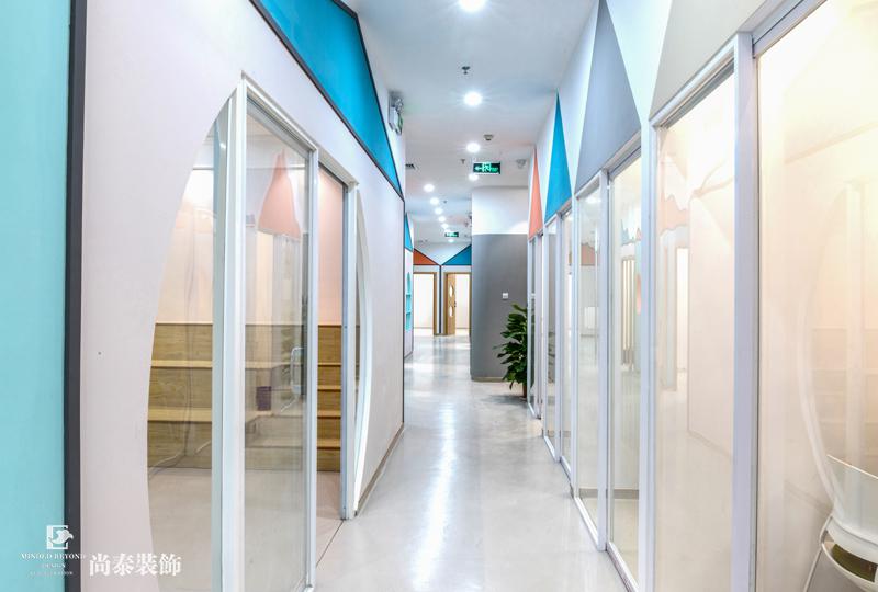 教育培訓(xùn)機構(gòu)走廊裝修實景圖