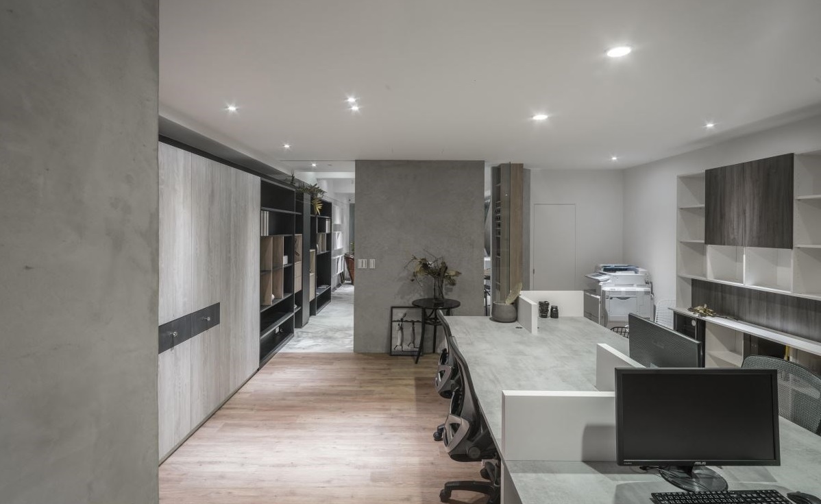 商業空間設計:老透天改造 showroom 工作室，有明亮前庭院和時髦吧臺