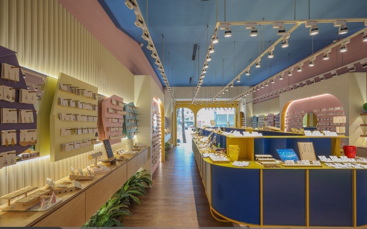 店面裝修設計:改造成飾品游樂園！回轉壽司陳列臺與粉嫩飾品墻混搭，滿足少女們的購物欲
